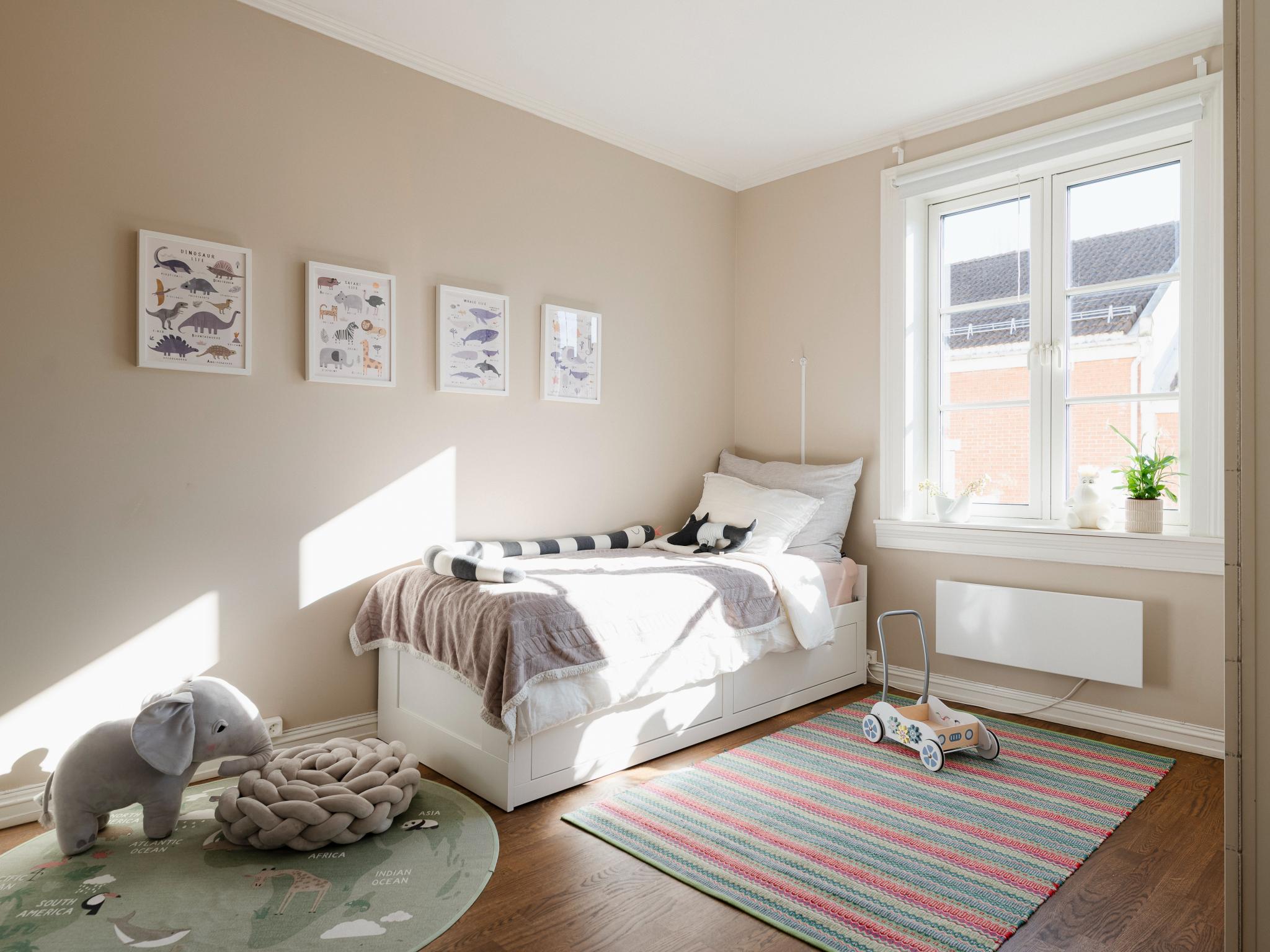 Soverom 2 er lyst og romslig med god plass til seng og ønsket møblement.